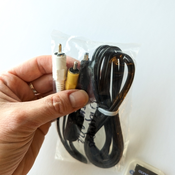 Olympus Charger & Accessory Bundle - Picture 4 of 4